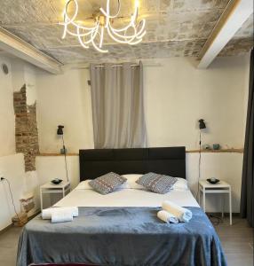 Casa In Bocca Al Lupo في Clavesana: غرفة نوم عليها سرير وفوط