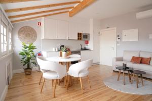 eine Küche und ein Wohnzimmer mit Tisch und Stühlen in der Unterkunft Torre Medieval in Viseu