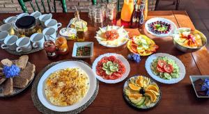 una mesa de madera con platos de comida. en Casa Jazmin en Órgiva