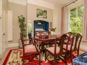 uma sala de jantar com mesa e cadeiras em Serenity Estate em Berrynarbor