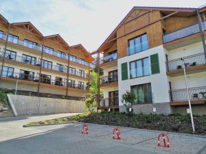 eine leere Straße vor einem Apartmenthaus in der Unterkunft Apartament Trójkąty i Kwadraty Karpatia Resort in Karpacz
