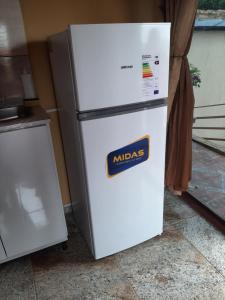 einen weißen Kühlschrank mit einem Nasenaufkleber drauf in der Unterkunft Hospedaje Margarita in Encarnación
