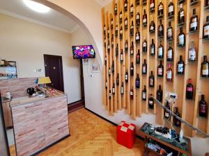 een kamer met een muur van wijnflessen aan de muur bij Aisi2 in Koetaisi