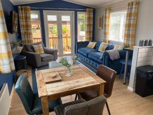 a living room with a blue couch and a table at River View Lodge in Felton