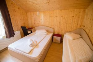 Postel nebo postele na pokoji v ubytování Pensiunea Valea Frumoasei + 49 fotografií