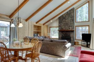Χώρος καθιστικού στο Awbrey Lane 08 | Discover Sunriver