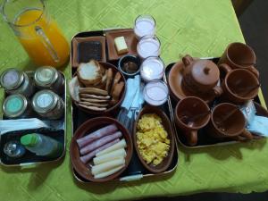 dwie tace jedzenia na zielonym stole w obiekcie Raices Andinas w mieście Tinogasta