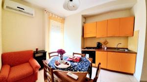 a small kitchen with a table and a dining room at B&B La Villetta Gela in Gela