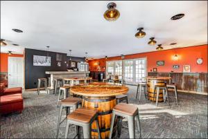 een kamer met een bar met een tafel en stoelen bij Snow Chasers Lodge in Wakefield +27 foto's