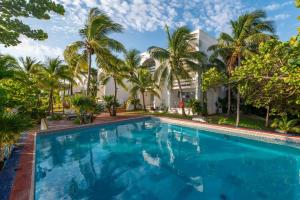Bazén v ubytování Hotel Maya Caribe Faranda Cancún nebo v jeho okolí