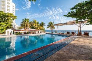 una piscina con vistas al océano en Hotel Maya Caribe Faranda Cancún, en Cancún