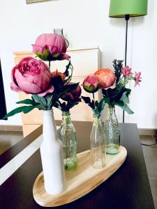 drei Vasen mit Blumen auf dem Tisch in der Unterkunft La bodeguita 1 in Zafra
