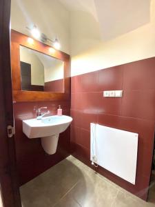 ein Bad mit einem Waschbecken und einem Spiegel in der Unterkunft La bodeguita 1 in Zafra