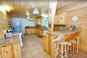 een grote keuken met houten kasten en een aanrecht bij Red Cedar in West Yellowstone