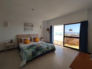 1 dormitorio con 1 cama y vistas al océano en Endless Summer, en Albufeira