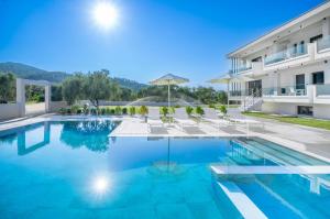 Olia Thassos - Luxury Apartments内部或周边的泳池