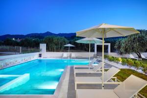Olia Thassos - Luxury Apartments内部或周边的泳池