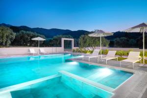 Olia Thassos - Luxury Apartments内部或周边的泳池
