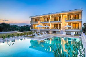 萨索斯Olia Thassos - Luxury Apartments的酒店楼前有游泳池