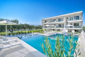 Olia Thassos - Luxury Apartments内部或周边的泳池