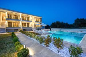 Olia Thassos - Luxury Apartments内部或周边的泳池
