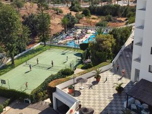 una vista aérea de una pista de tenis con gente jugando en Endless Summer, en Albufeira