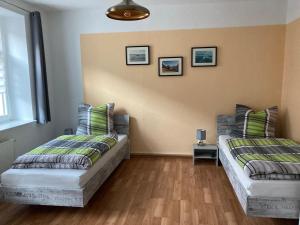 Postel nebo postele na pokoji v ubytování Ferienwohnung Zwönitz