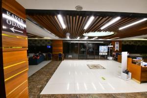 SarıkamısにあるSnowflake Dag Hotel & SPAの白い床と木製の天井の広いロビー