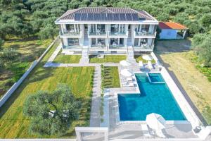 萨索斯Olia Thassos - Luxury Apartments的带游泳池的房子的鸟瞰图