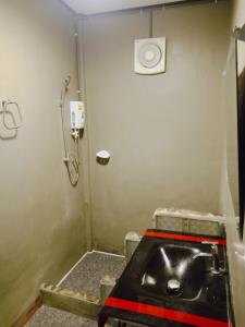W łazience znajduje się umywalka i prysznic. w obiekcie ไทยกันเอง ริมโขง w mieście Chiang Khan