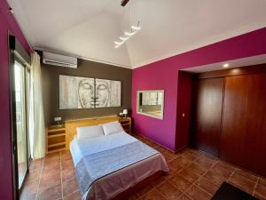 Postel nebo postele na pokoji v ubytování Villa Ocean Beach + 37 fotografií