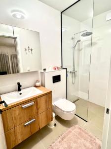 een badkamer met een wastafel, een toilet en een douche bij ZADAR Panorama Sea View Apartments in Zadar