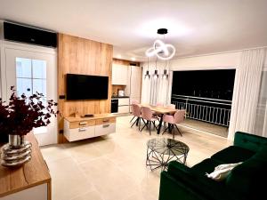 TV a/nebo společenská místnost v ubytování ZADAR Panorama Sea View Apartments
