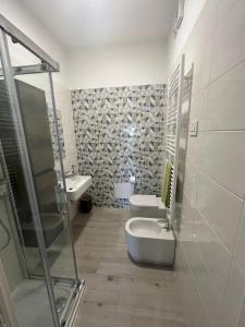 ein Bad mit einem WC, einem Waschbecken und einer Dusche in der Unterkunft Bed & Breakfast Torre Mare in Salerno