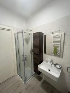 La salle de bains est pourvue d'une douche et d'un lavabo. dans l'établissement Bed & Breakfast Torre Mare, à Salerne