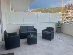 - un balcon avec deux chaises et une table dans un bâtiment dans l'établissement Bed & Breakfast Torre Mare, à Salerne