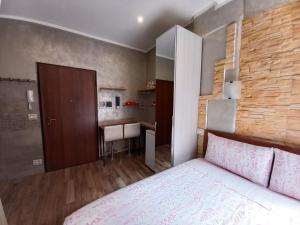 1 dormitorio con 1 cama y escritorio en una habitación en Inna Best House en Milán