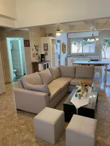 a living room with a couch and a table at CASA DEL NARANJO in Rosario