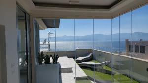 d'un balcon avec des chaises et une vue sur l'océan. dans l'établissement attico sottovento, à Reggio de Calabre