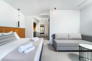 Olia Thassos - Luxury Apartments客房内的一张或多张床位