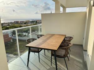 Balkón alebo terasa v ubytovaní Beautiful penthouse with pool and wonderful beach view