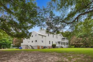 una gran casa blanca con un gran patio en Liberty Hall Bed and Breakfast en Pendleton