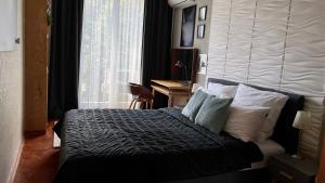 sypialnia z łóżkiem, biurkiem i oknem w obiekcie Apartament Koszykowa Latwiec w Warszawie