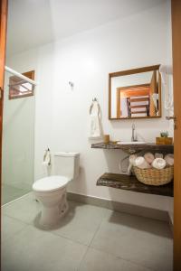 uma casa de banho com um WC e um lavatório em RECANTO NOVÍSSIMO em BC na Praia do Estaleiro no Balneário Camboriú