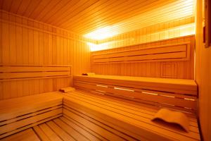 a sauna with wooden paneling and a light on the ceiling at Gemünder Ferienpark Salzberg in Schleiden
