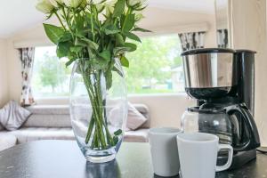 Příslušenství pro přípravu čaje a kávy v ubytování Fabulous Modern Holiday Home BEACH Cleethorpes Beach Thorpe Park Haven