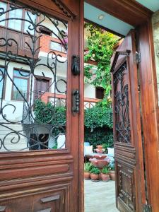 otwarte drzwi domu z patio w obiekcie Hotel Mary's House w mieście Selçuk