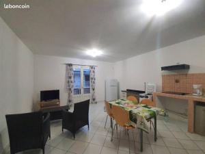 una cucina con tavolo e sedie in una stanza di Escale sudisteAppartement T2*** a Saint-Louis