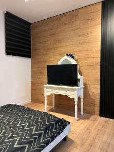 גיא ברוזמרין في إيلات: غرفة نوم مع طاولة بيضاء مع مرآة على الحائط