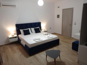 Postel nebo postele na pokoji v ubytování Vasiliu Boutique Hotel Ksamil